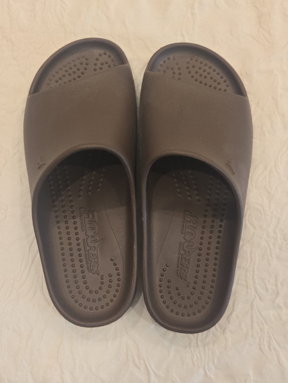 Floaters Slide Sandals in Dark Brown. Like New. Size 7.